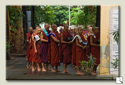 Speisung der Mönche im Kloster Mahagandayon (Amarapura)